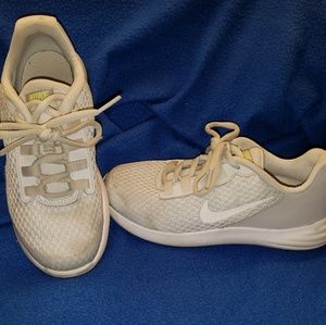 Girls nike shoes size 2 in EUC